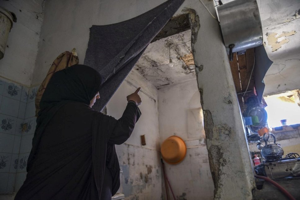 Nouhad montre les infiltrations d'eau de pluie depuis la toiture plate de la maison. Pendant l'hiver, ils sont dépendants de l'aide en espèces versée par le HCR pour acheter les couvertures et le gaz qui leur permettent de rester au chaud. 