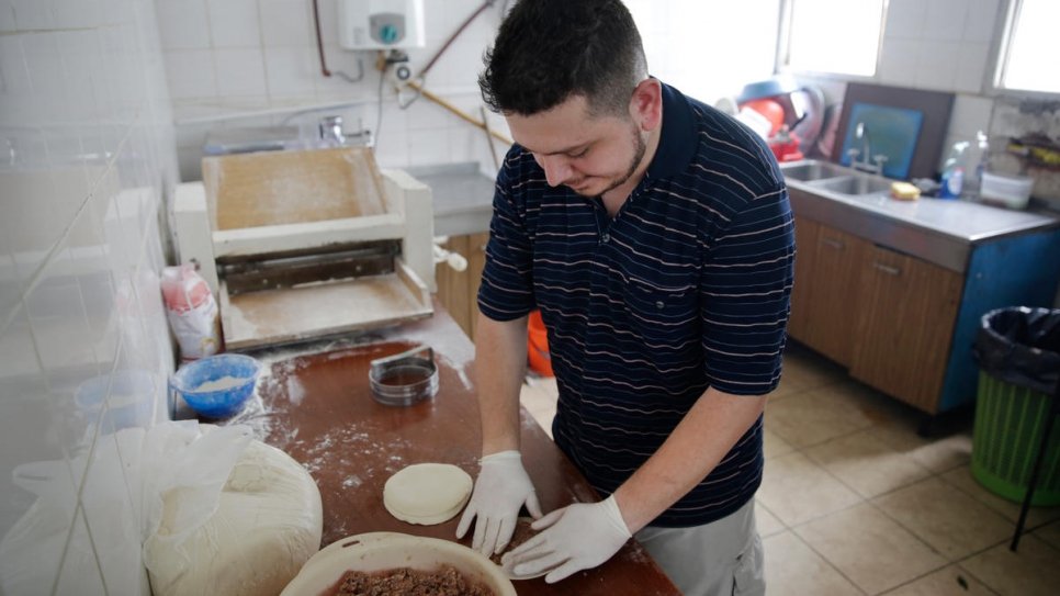 Tony prépare des empanadas dans la cuisine du restaurant de plats à emporter Habibi à Córdoba, en Argentine. 