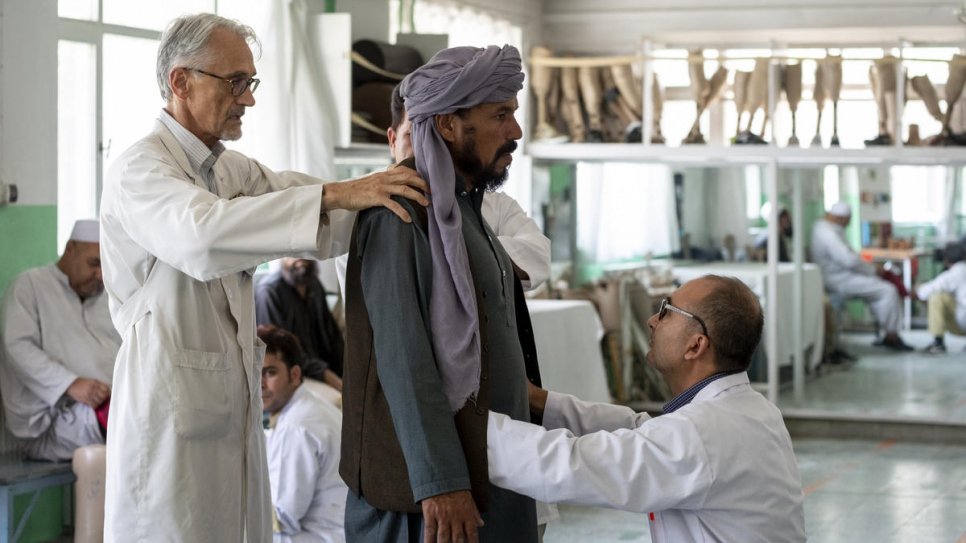 Le physiothérapeute Alberto Cairo (à gauche) soigne un patient au centre de Kaboul où il travaille.