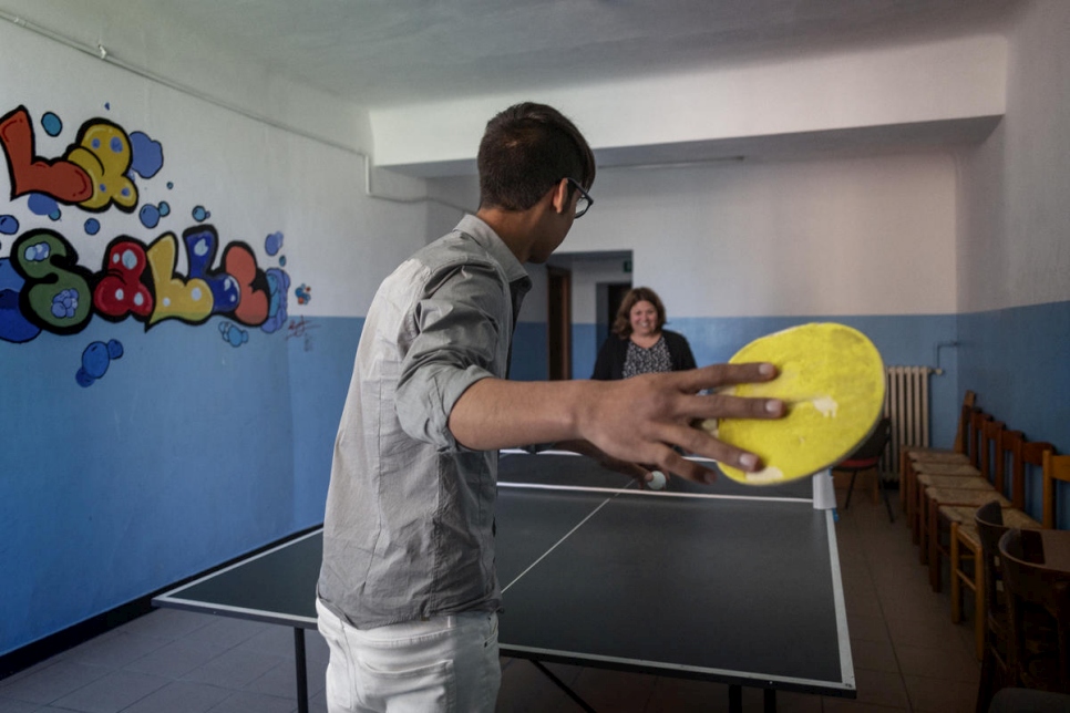 Farouk* joue au tennis de table au centre de réception de Gênes, où il vivait avant de terminer le processus de réunification familiale.