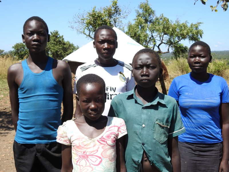 Kenyi John (en t-shirt blanc), 17 ans, est accompagné de ses frères et soeurs. Betty les héberge désormais avec ses quatre enfants dans le camp de Bidi Bidi, en Ouganda. 