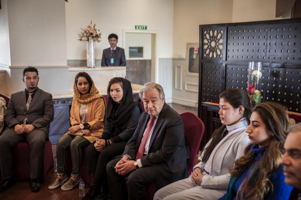 El Secretario General de las Naciones Unidas, António Guterres, se reúne con un grupo de refugiados, muchos de ellos afganos, en un hotel en Islamabad en la víspera de la Cumbre sobre Refugiados. 