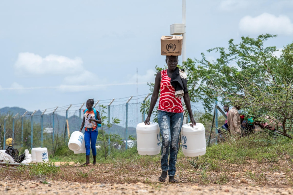 Refugiados en el asentamiento de Kalobeyei en Kenia reciben jabón, bidones y leña para dos meses.