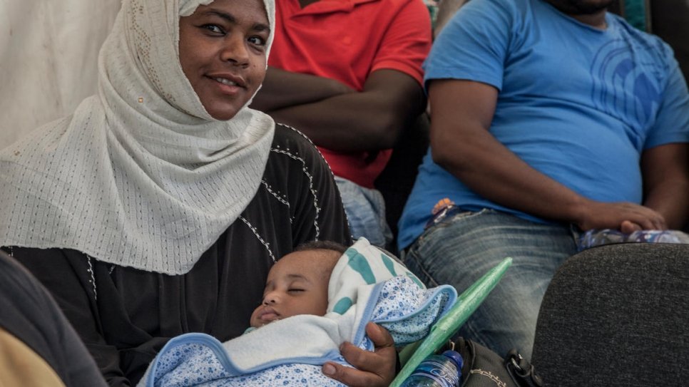 Une mère réfugiée yéménite attend de recevoir le certificat de naissance de son enfant. Le Gouvernement éthiopien délivre des documents juridiques civils aux réfugiés dans le pays. 