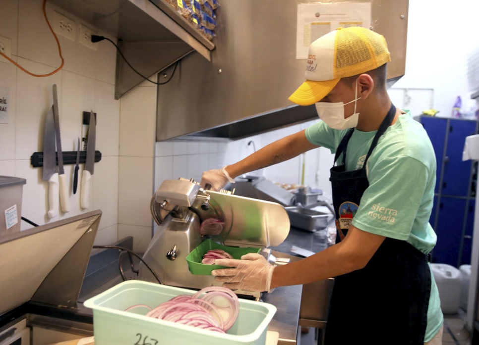 César cortando y preparando las cebollas para el día en la hamburguesería Sierra Nevada.