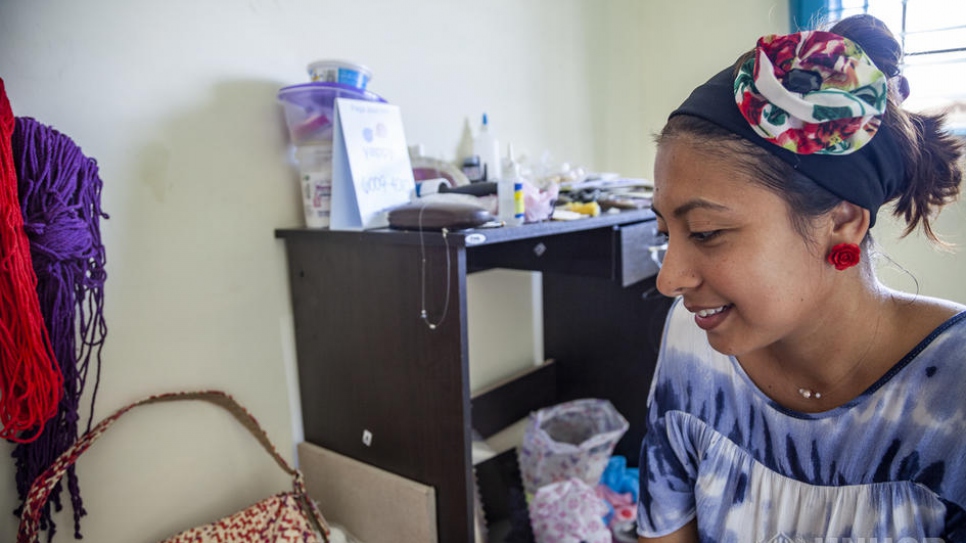 Heily en su casa en Panamá, donde está volviendo a iniciar su vida junto a su familia.