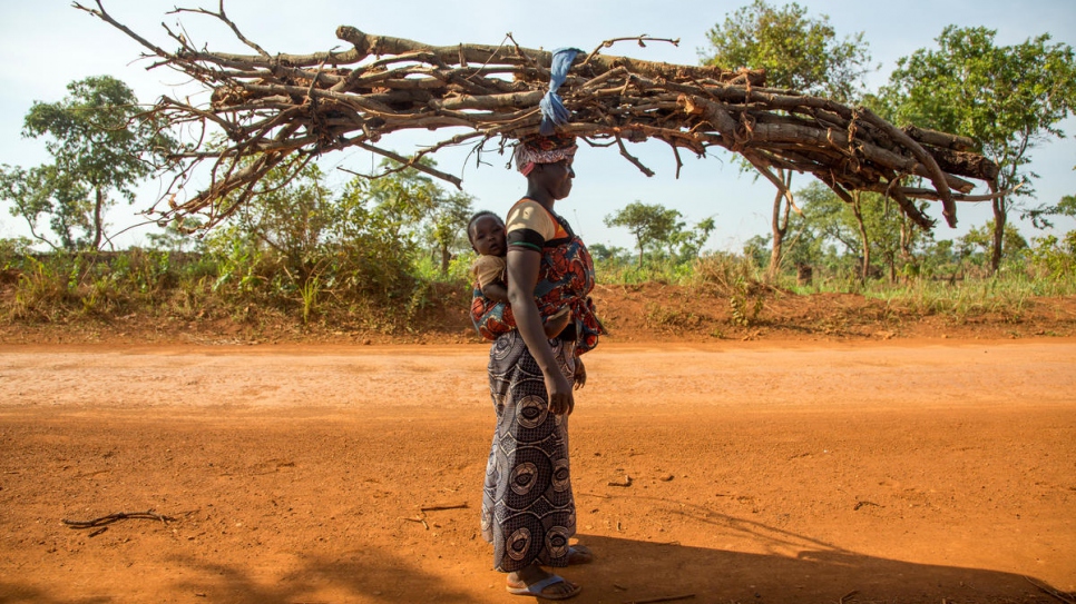 La refugiada Burundi Hasfasimana, de 25 años, transportando leña al campamento.