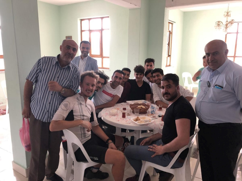 Theo fue recibido en la mezquita local para cenar, Tosya, Turquía.