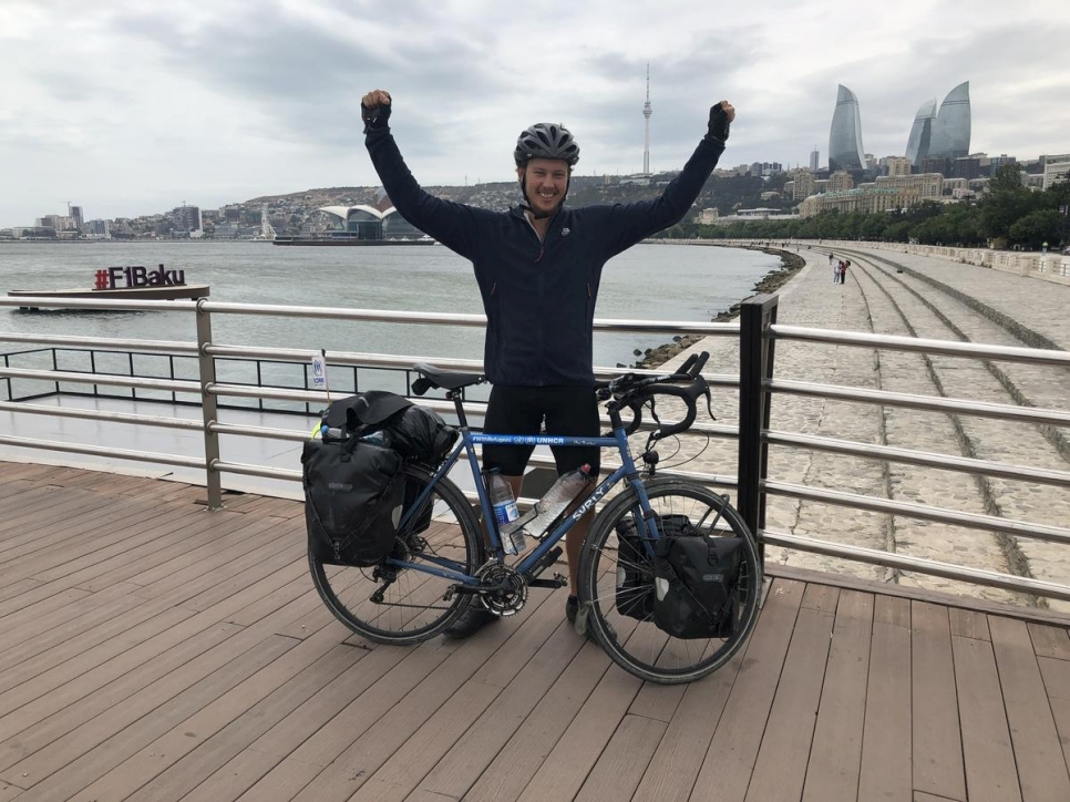 Theo Foster llega al Mar Caspio después de recorrer en bicicleta 3.500 millas por tierra desde Ginebra, Suiza, hasta Bakú, Azerbaiyán. 