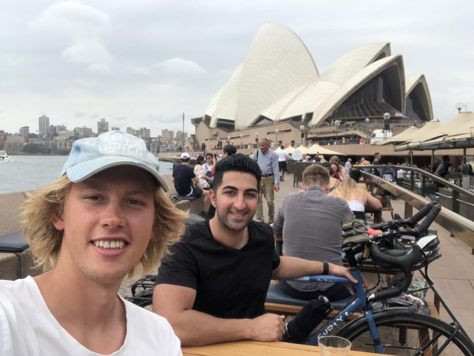 El ciclista Theo Foster se reunió con el refugiado iraní y copresidente del Consejo Asesor Global de Jóvenes del ACNUR, Arash Bordbar, en la Ópera de Sydney, Australia. 
