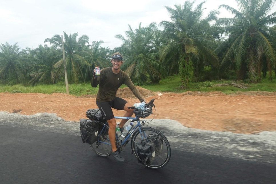 El ciclista británico Theo Foster viajó a través de la península de Malasia durante su viaje alrededor del mundo. 
