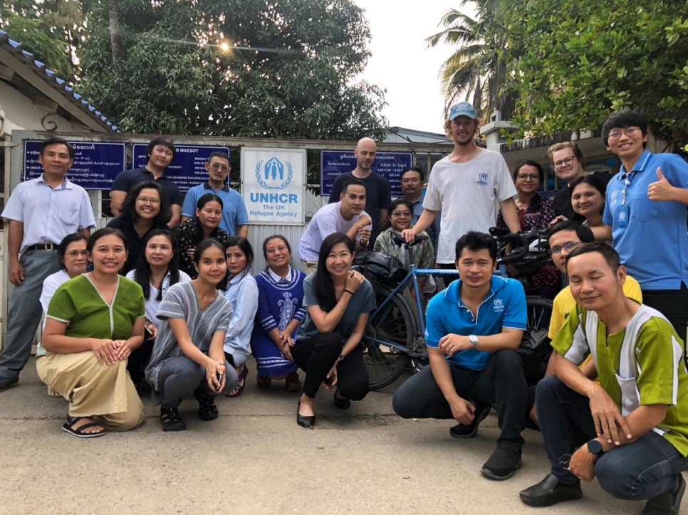 El ciclista británico Theo Foster llega a la oficina local de ACNUR en Mae Sot, Tailandia. 