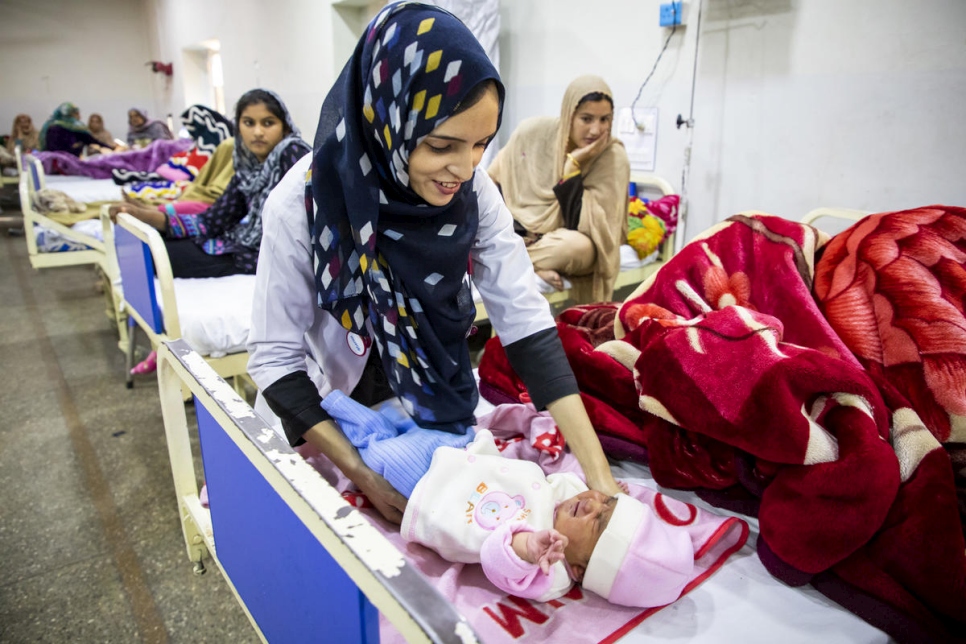 Saleema atiende a los bebés y a sus madres en el hospital. 