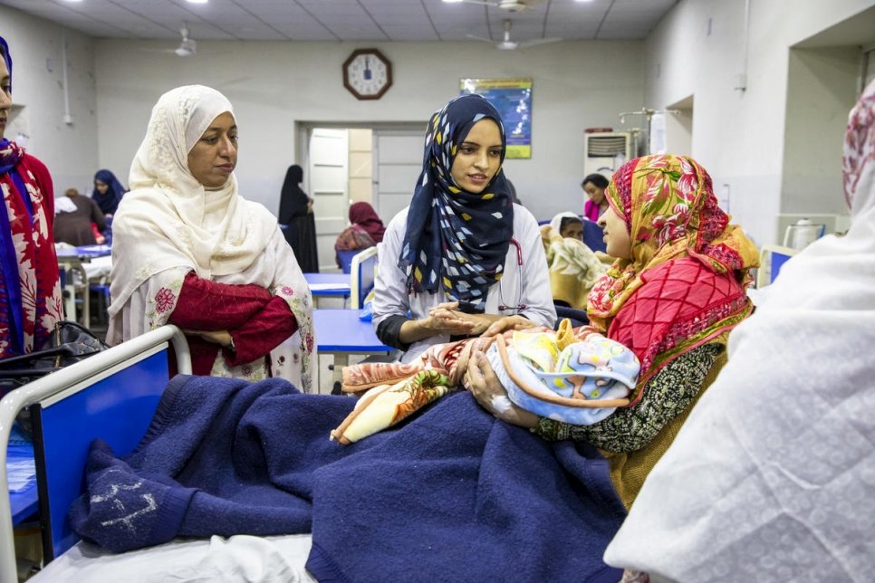 Saleema (centro) con la supervisora Humaira Bilgis y una paciente del Hospital Holy Family. 