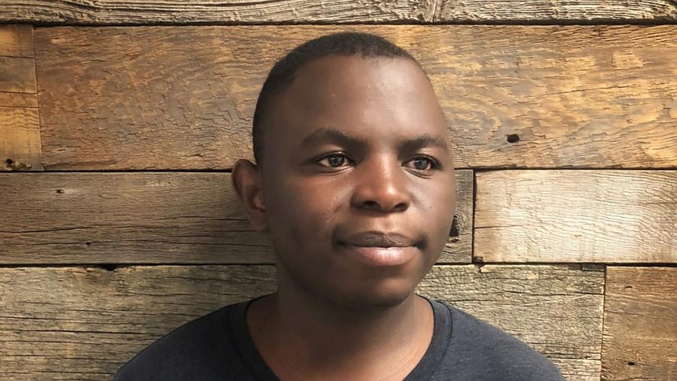 Ashraf, de 20 años, tenía 13 cuando vio a los rebeldes en la República Democrática del Congo matar a sus padres. "Ser un refugiado solo significa que tu vida cambió ... La vida te golpea". 