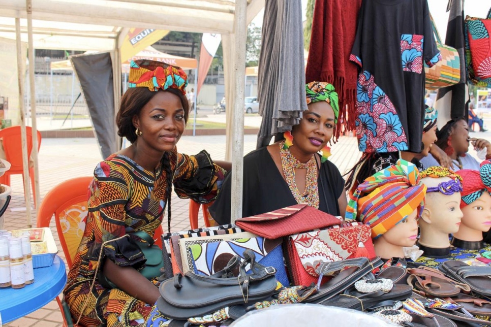 Deux réfugiées rwandaises vivant en milieu urbain vendent leurs produits artisanaux sur un marché à Kinshasa, en République démocratique du Congo, pour célébrer la Journée mondiale du réfugié.  