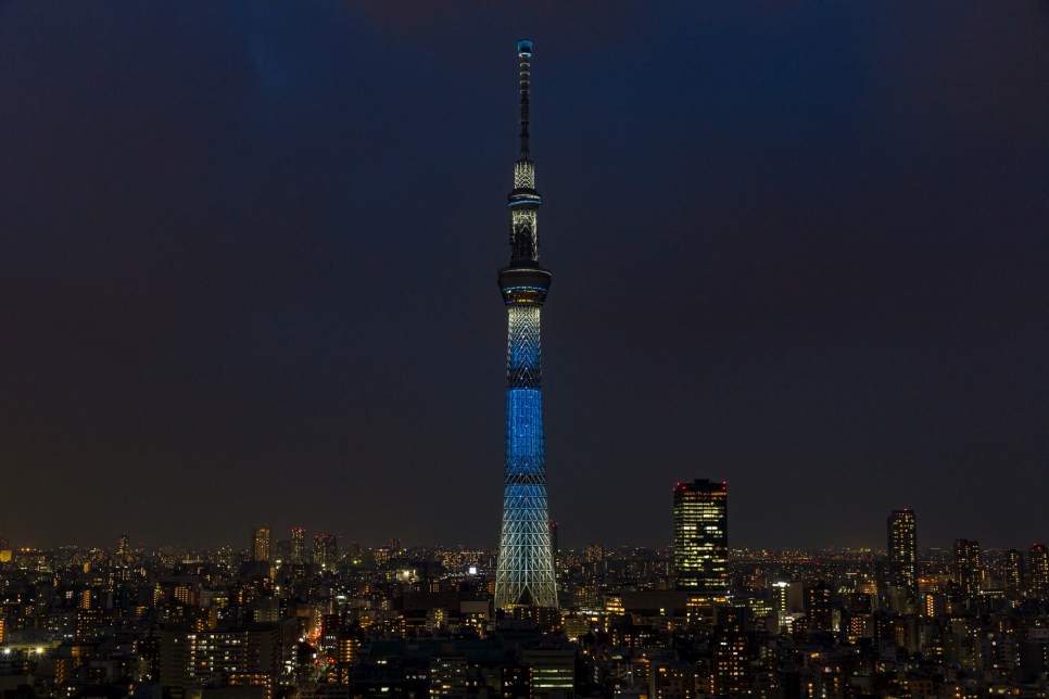 Tokyo Skytree est l'un des 15 monuments japonais illuminés de la couleur bleue de l'ONU pour marquer la Journée mondiale du réfugié.  