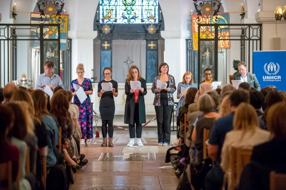 Une chorale se produit dans le cadre des célébrations de la Journée mondiale du réfugié à la célèbre cathédrale Saint-Paul de Londres. 