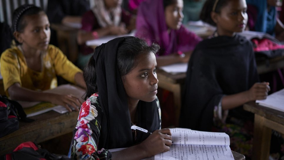 Une jeune réfugiée rohingya assiste à un cours de mathématiques à Kutupalong, au Bangladesh. 