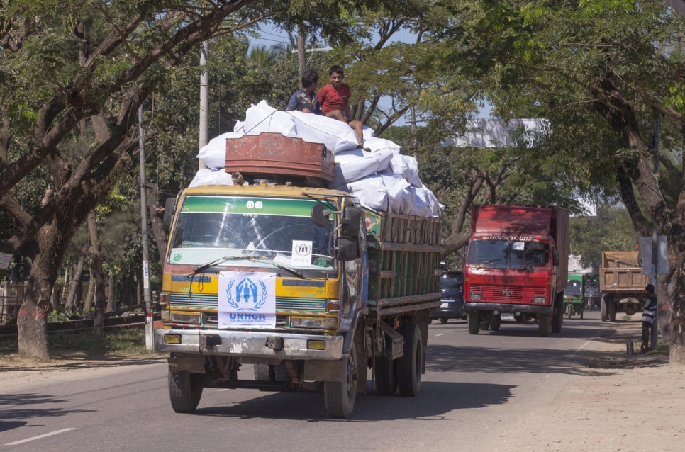 Transporte de suministros básicos de socorro de la sede central de ACNUR en Cox's Bazar, Bangladesh, a los campamentos de refugiados.