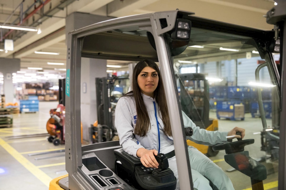 Mastura en su trabajo en el centro logístico de VW en Baunatal, Alemania.