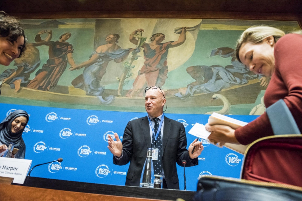 Andrew Harper, asesor especial del ACNUR sobre acción climática hablando con la prensa. 