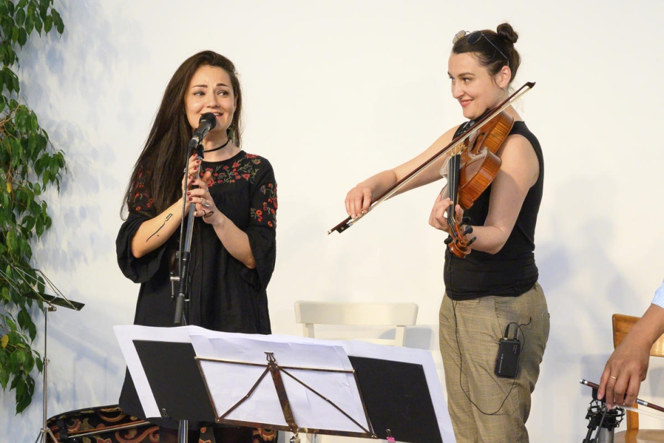 La refugiada y cantante siria Basma Jabr, de 35 años, con la violista Jelena Popržan en un taller en Viena organizado para hacer la música accesible a todo el mundo. El violonchelista de fama mundial Yo-Yo Ma también participó y el Secretario General de Naciones Unidas António Guterres estuvo presente entre el público.