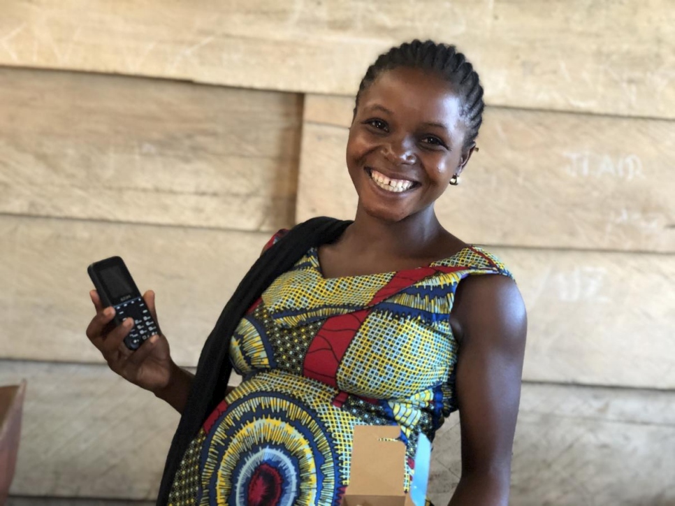 Jaelle Kavira Mabau, de 24 años, recibió un teléfono móvil y una tarjeta SIM en un sitio de distribución en Beni, provincia de Kivu Norte, República Democrática del Congo.