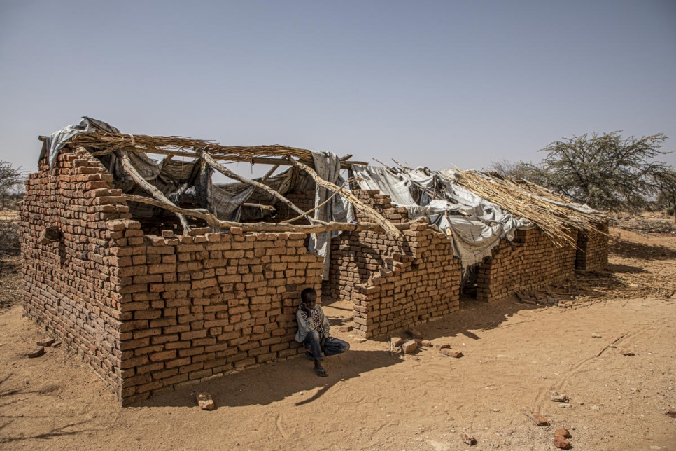 Un joven sudanés se sienta a la sombra de un edificio escolar en desuso en la aldea de Dady, cerca de Kabkabiya, en el norte de Darfur, Sudán. 