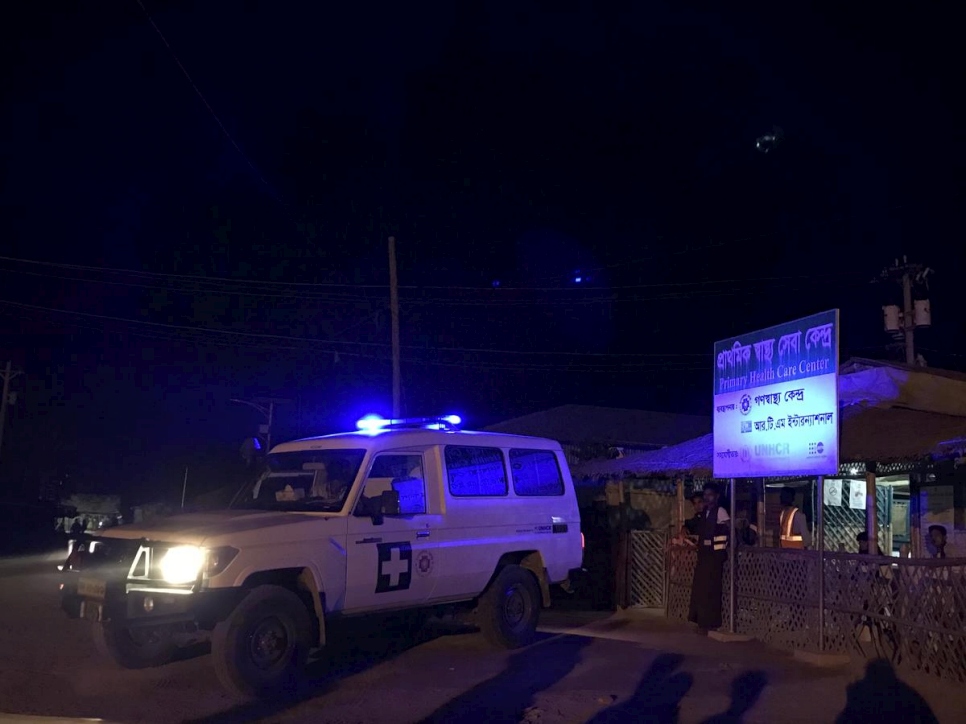 Las ambulancias de algunas clínicas están ahora de guardia las 24 horas del día en Kutupalong.  