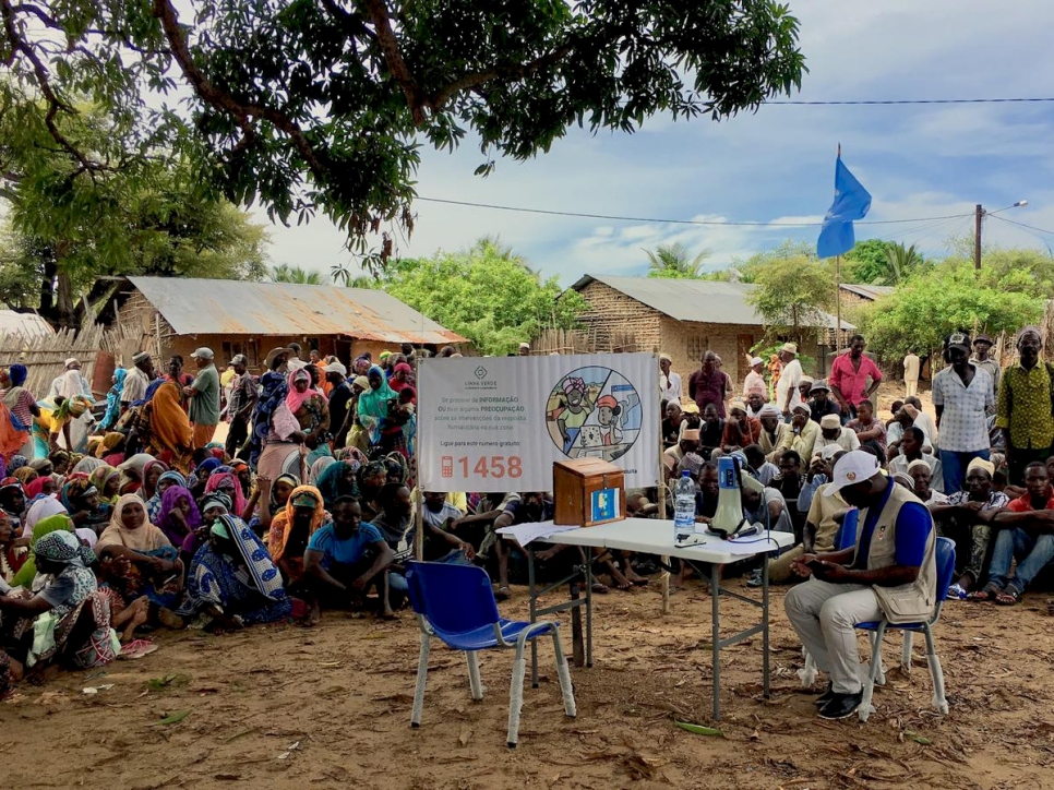 Mozambiqueños desplazados por la escalada de violencia esperan para la distribución de comida en Mocimboa da Praia, en la provincia de Cabo Delgado, en Mozambique. Foto de archivo, diciembre de 2019.