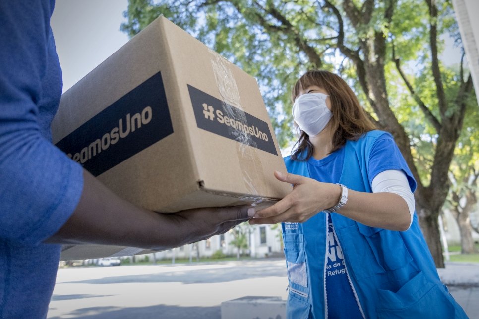 Cada caja contiene diferentes productos alimenticios y de higiene para cubrir las necesidades esenciales de una familia durante una semana: 2 comidas por día para 4 personas durante una semana.