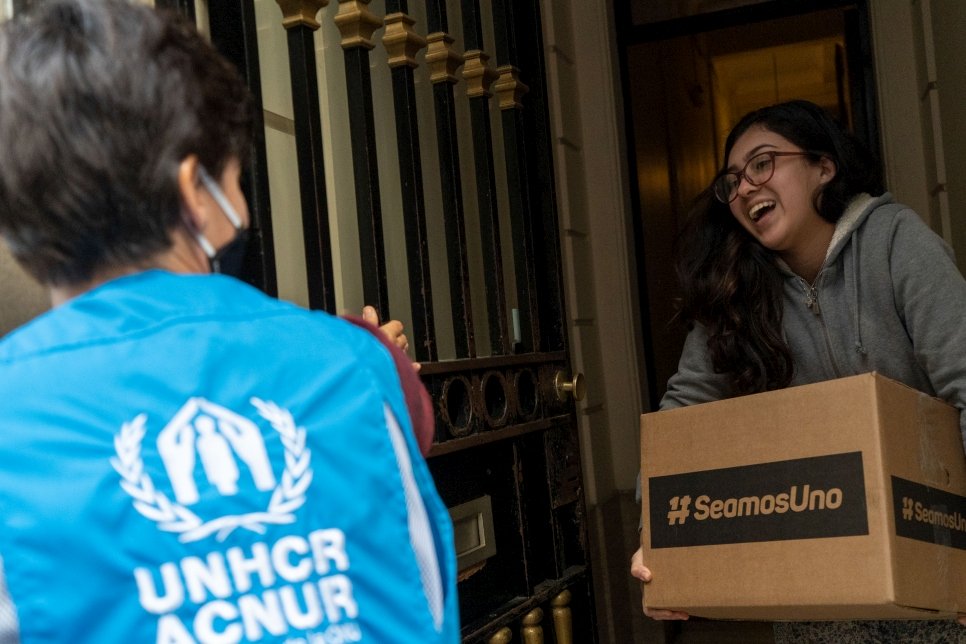 ACNUR contribuye con la entrega de alimentos y artículos de higiene a la comunidad en su conjunto; tanto a las personas refugiadas como a la comunidad receptora.