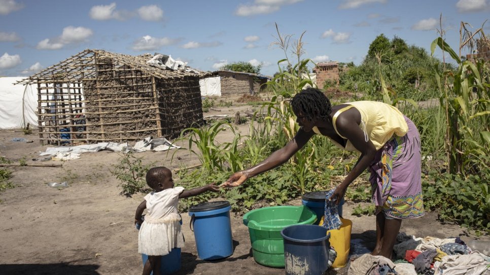 Amelia et sa fille Alsofina, 1 an et demi, dans l'installation de Savane. Elles y ont été relogées par le gouvernement après que le cyclone Idaï ait sévèrement frappé Beira en mars 2019 et endommagé leur maison.