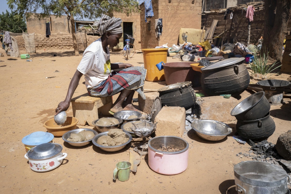 Una mujer desplazada interna cocina en casa de un familiar en Kaya, en Burkina Faso.
