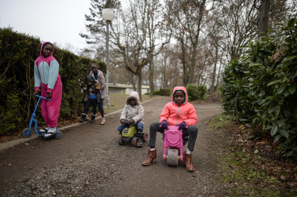 Los niños refugiados juegan en el parque detrás del ayuntamiento de Pessat-Villeneuve. 