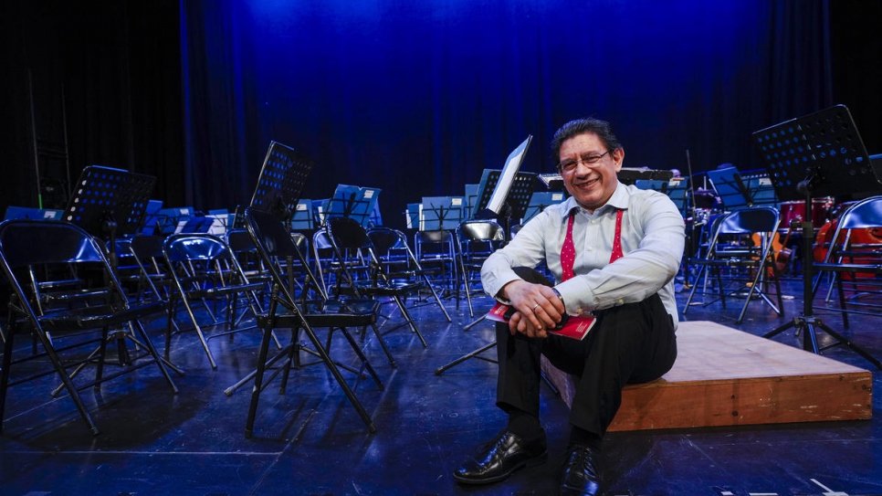 Víctor Mata, fondateur de l'Orchestre philharmonique du Panama, sur scène avant la tenue du concert de Noël gratuit dédié aux réfugiés et aux demandeurs d'asile. 