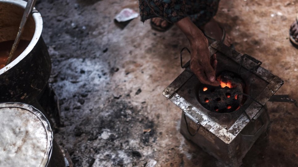 Du charbon de bois brûlant. Ce combustible fournit de l'énergie et des revenus aux réfugiés somaliens et à la population locale en Éthiopie.  