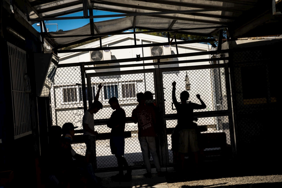 Menores no acompañados de Afganistán y Siria en la Sección A del centro de recepción de Moria.  