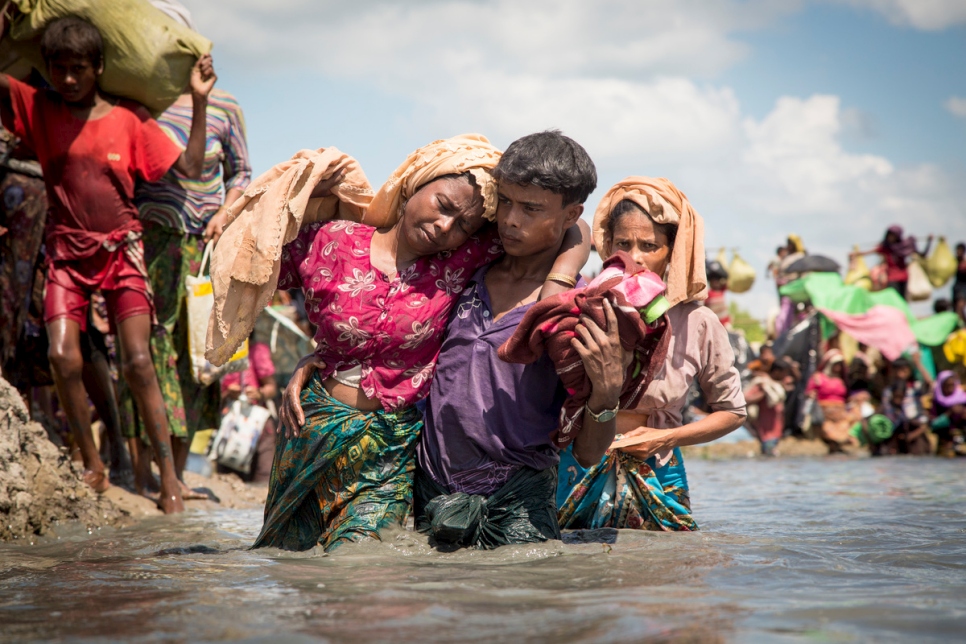 Miles de refugiados Rohingya recién llegados cruzan la frontera cerca de Anzuman, Palong Khali, Bangladesh.