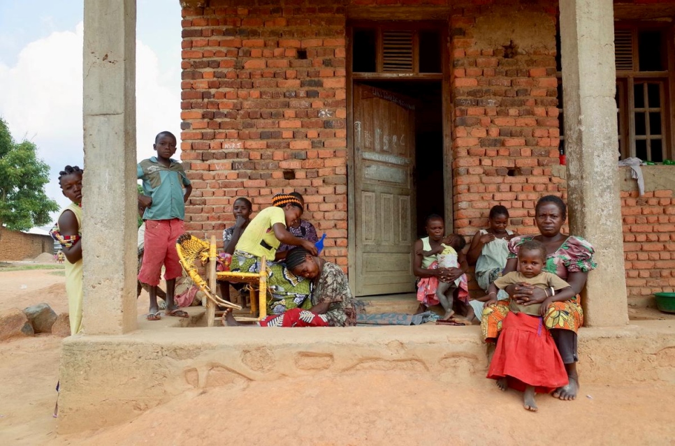 Una familia congoleña desplazada interna ha encontrado cobijo en una escuela en Oicha, en la provincia de Kivu Norte, en la República Democrática del Congo. Foto de archivo, julio de 2018.