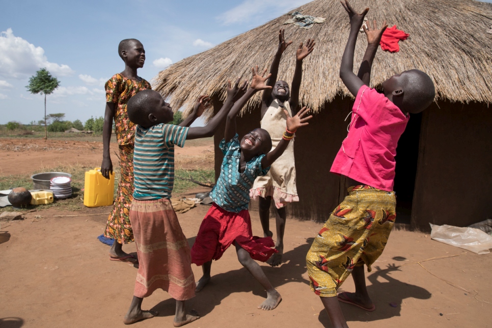 The families of Ugandan farmer Yahaya Onduga and South Sudanese refugee Mike Duke play together in Bidibidi refugee settlement. Mike, his wife Kiden Mary and their six children arrived in Bidibidi in September 2016.