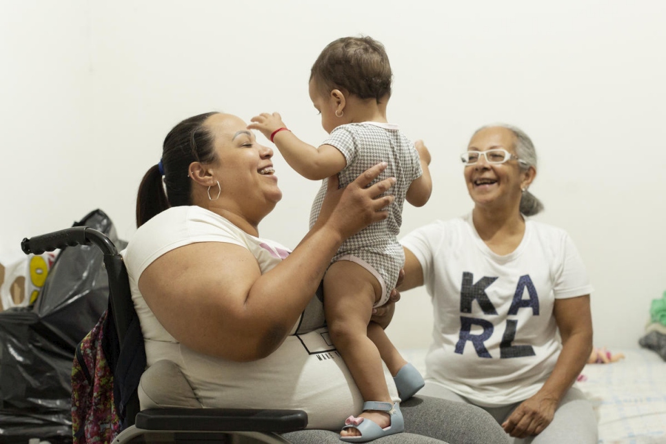 Gabriela Peña pasa tiempo con su madre y su sobrina de un año en el departamento en São Paulo que la familia comparte gracias en parte al cheque estable de Gabriela. 