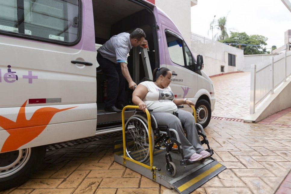 Gabriela Peña sube a la camioneta que la lleva a su trabajo en São Paulo, Brasil. 