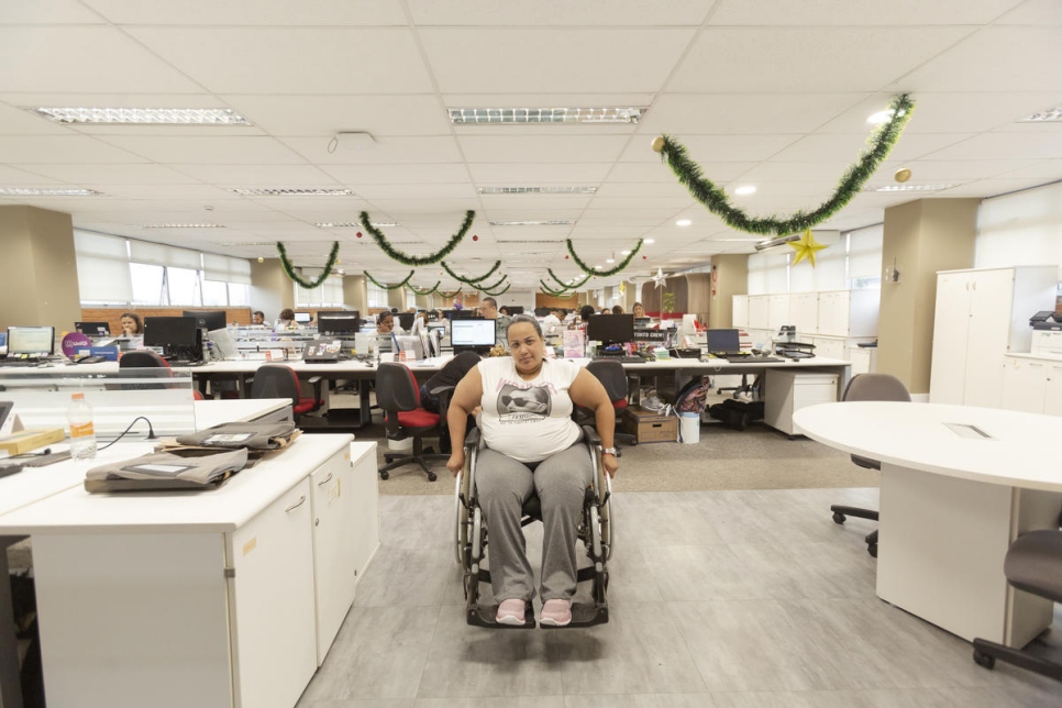 Gabriela Peña en la oficina donde trabaja en São Paulo, Brasil. Encontró el trabajo después de ser trasladada del estado fronterizo de Roraima. 