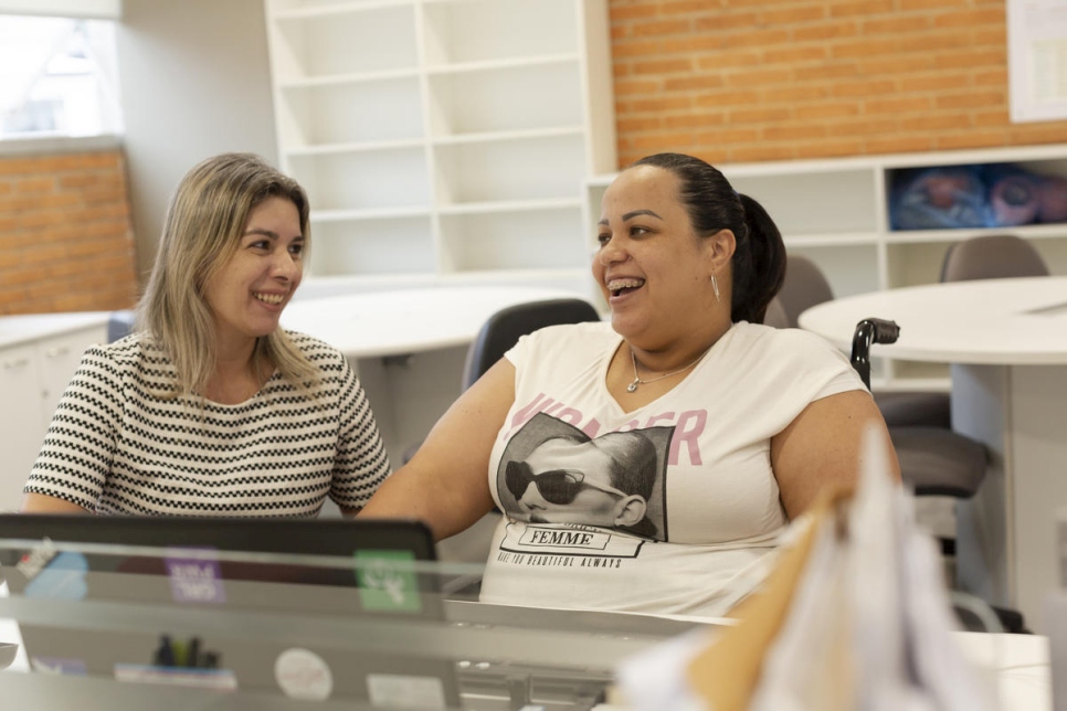 Gabriela Peña conversa con su jefa, Eliane Brito, en el departamento de Recursos Humanos de un laboratorio en São Paulo, Brasil. 