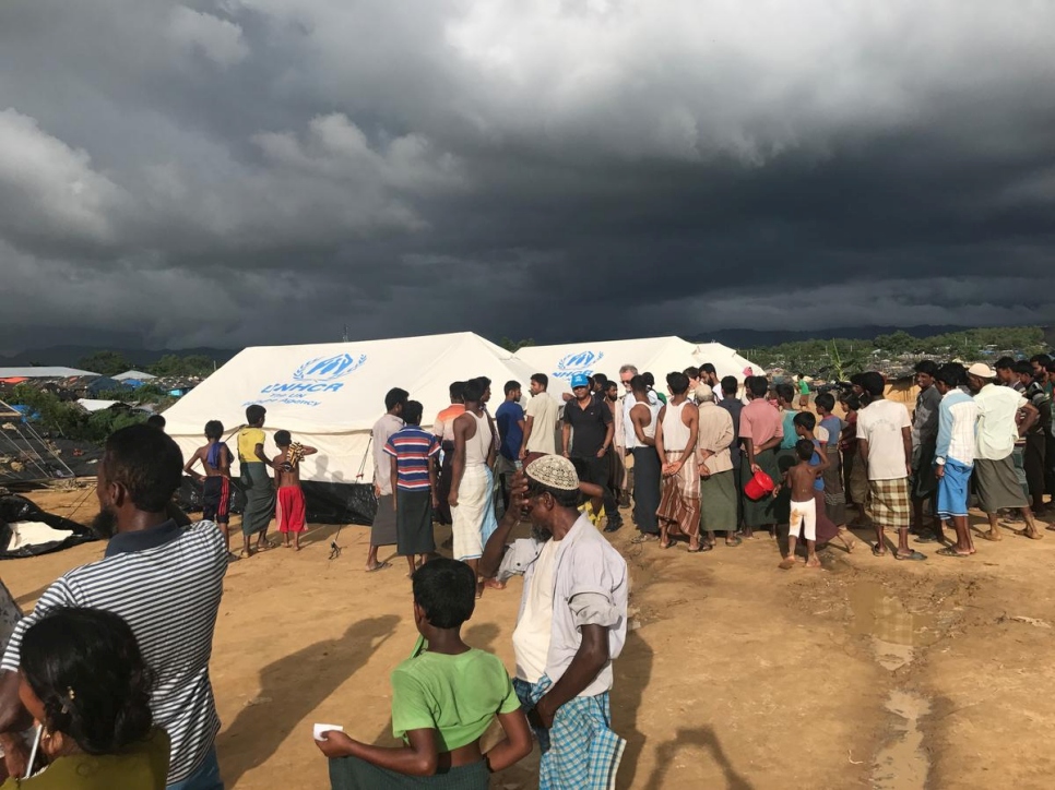 Durante el inicio del flujo migratorio de los refugiados rohingyas en septiembre de 2017, ACNUR operó una única clínica fuera de una tienda de campaña cerca de Kutupalong, Bangladesh.