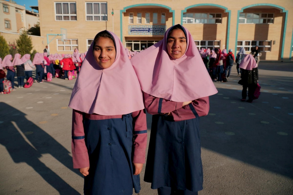 Parisa, de 16 años (der.) y su hermana Parimah, de 14, son afganas indocumentadas y acuden a la escuela en Isfahán (Irán). 