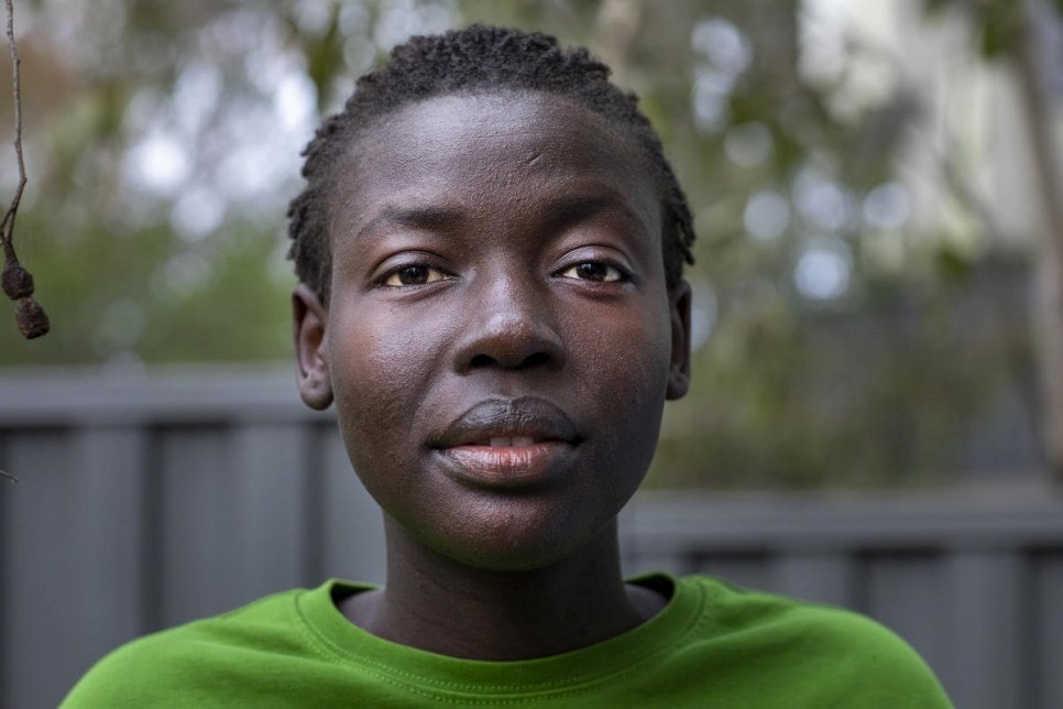 Bigoa Chuol a fui le Soudan du Sud dans sa petite enfance et a été réinstallée en Australie par le HCR à l'âge de 11 ans. La poésie lui permet de faire sens de son existence. 