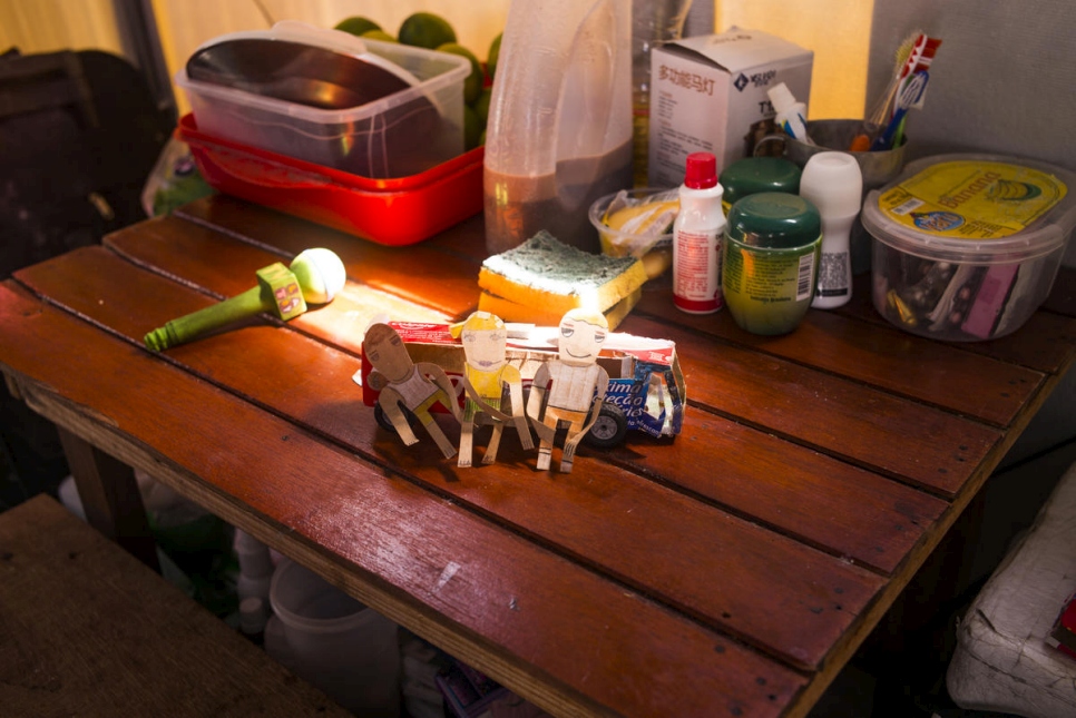 Los juguetes de Moisés sobre una mesa en la tienda familiar en el albergue Rondón 3 en Boa Vista, Brasil. Moisés quiere ser periodista de televisión cuando crezca. 